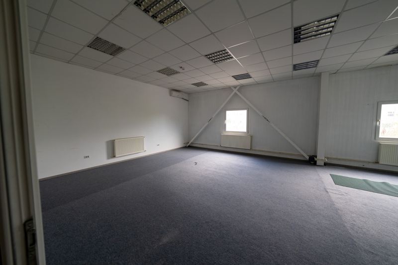 Large ground-floor office, view towards the windows
