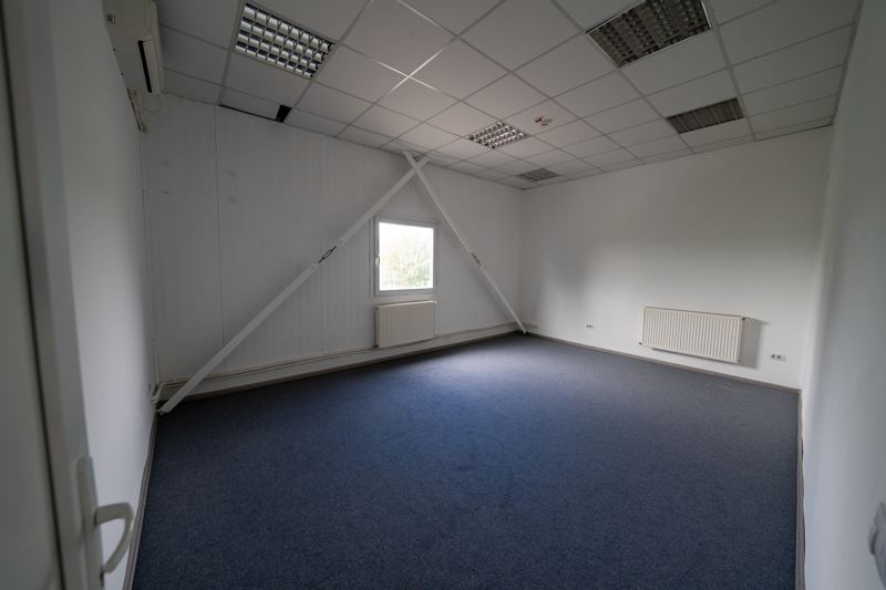 Ground-floor office, natural and artificial light