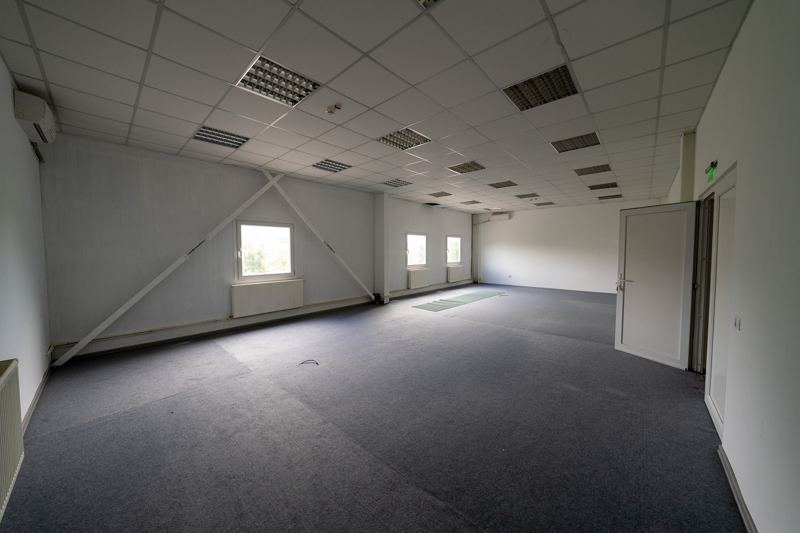 Large ground-floor office with air conditioning and radiators